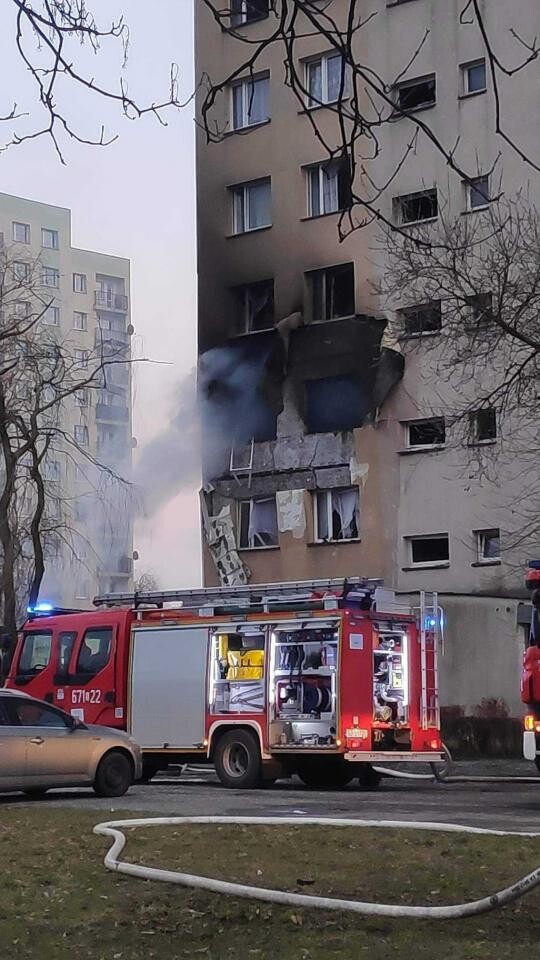 Wybuch gazu w Zabrzu: Do zdarzenia doszło 23 marca ok. godz. 17.30 w wieżowcu przy ul. Stanisława Struzika 6 w Zabrzu-Zaborzu. Siła wybuchu była tak duża, że jeden z lokatorów został wyrzucony na zewnątrz. / fot. Piotr Kołodziej