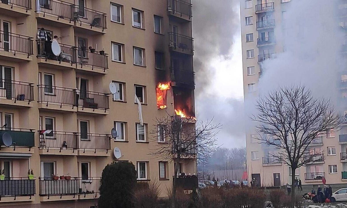 Wybuch gazu w Zabrzu: Do zdarzenia doszło 23 marca ok. godz. 17.30 w wieżowcu przy ul. Stanisława Struzika 6 w Zabrzu-Zaborzu. Siła wybuchu była tak duża, że jeden z lokatorów został wyrzucony na zewnątrz. / fot. Piotr Kołodziej