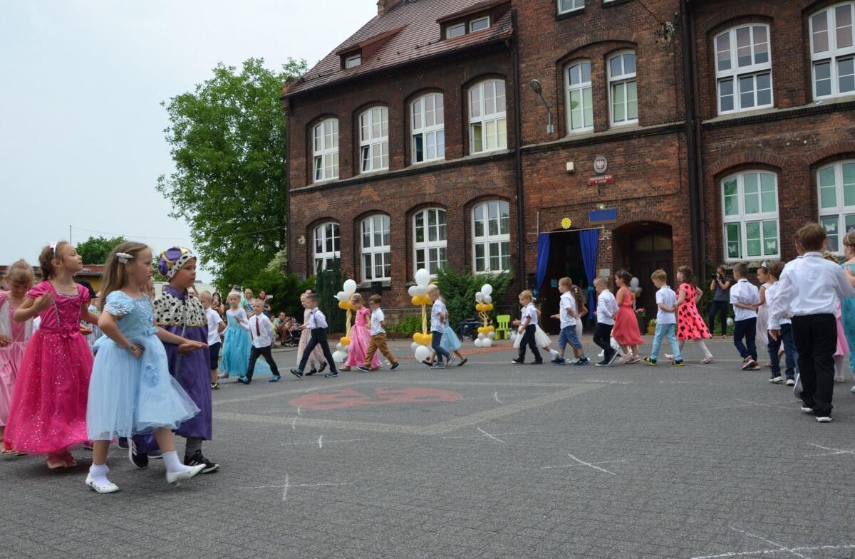Dzieci wystąpiły w przedstawieniu pt. „Kopciuszek”. Nie zabrakło też układów tanecznych, piosenek i wiersz / fot. UM Zabrze