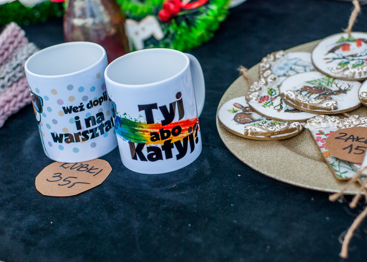 Kolejna edycja Rokitnickiego Jarmarku Świątecznego za nami. Były występy, były śpiewy, pyszne jedzenie i dobra zabawa.