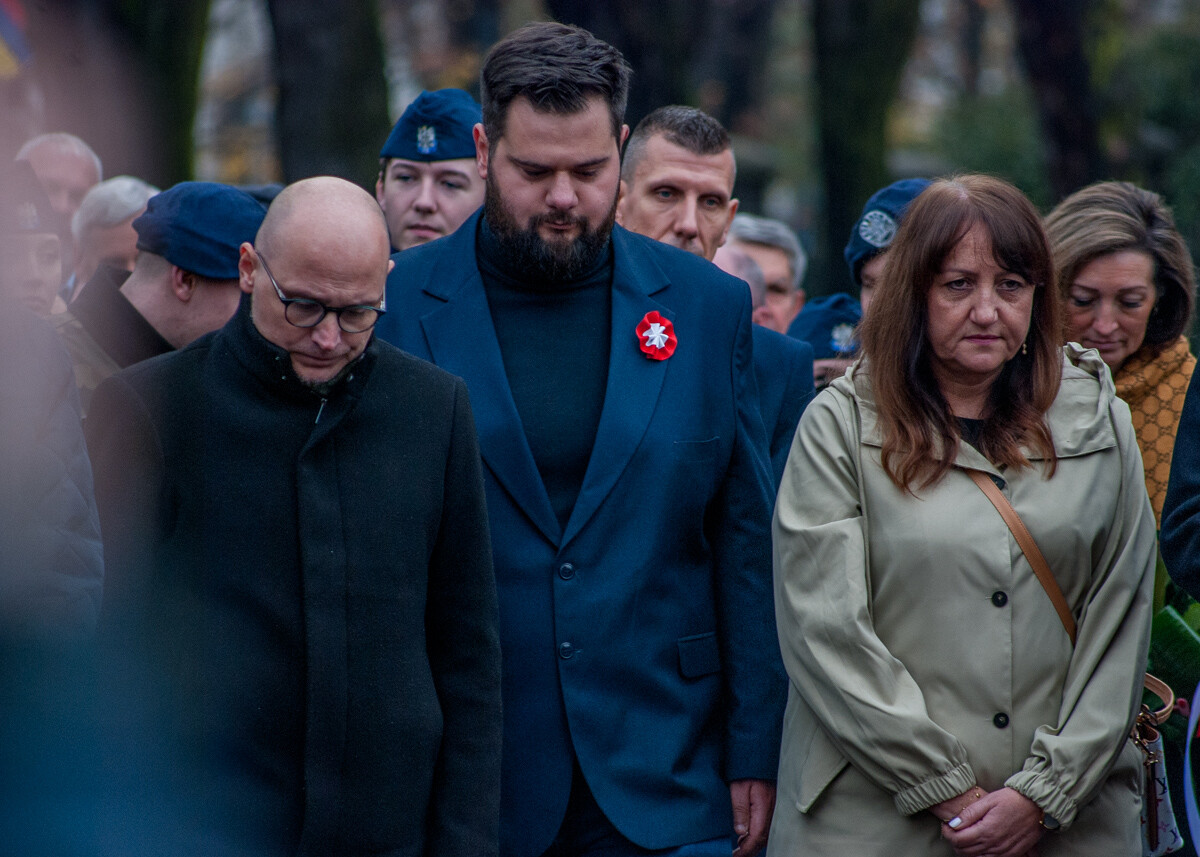 Obchody Narodowego Święta Niepodległości za nami. Przed kościołem pw. Świętej Anny pojawił się tłum.