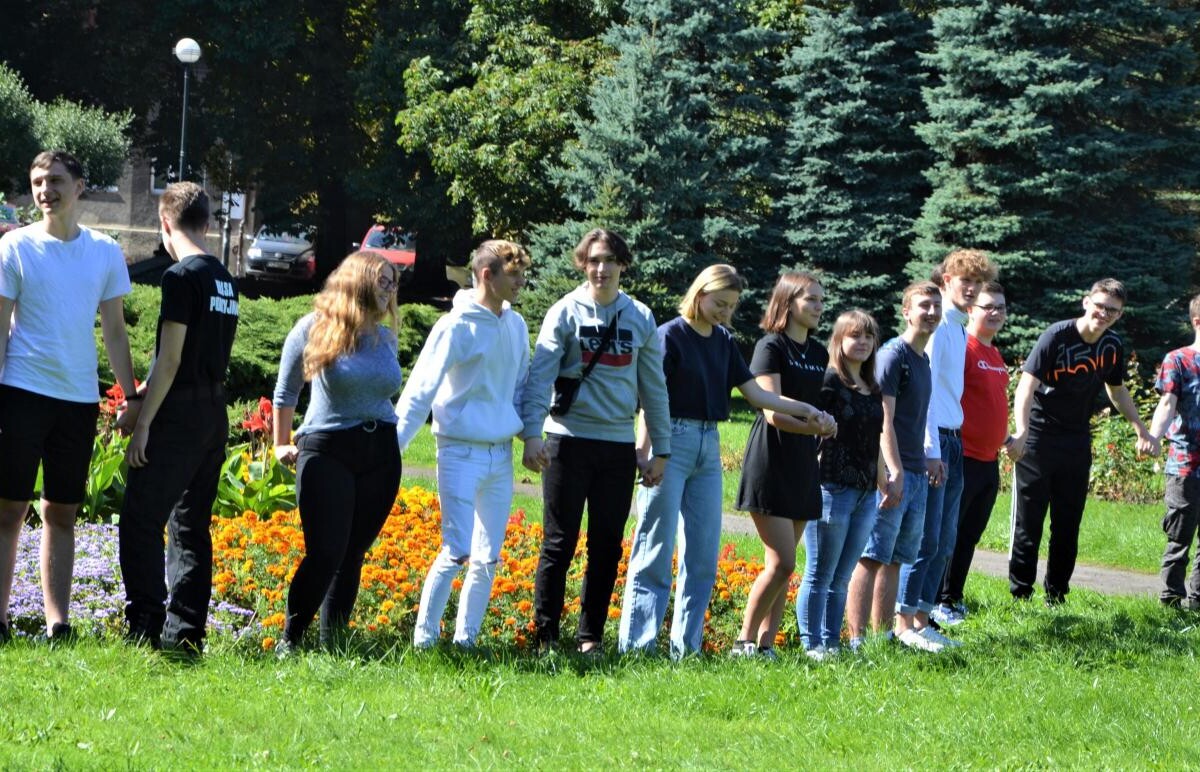 W piątkowe południe 10 września uczniowie zabrzańskich placówek oświatowych spotkali się na skwerze przy ul. Dubiela, by po raz kolejny utworzyć „Łańcuch Czystych Serc”.