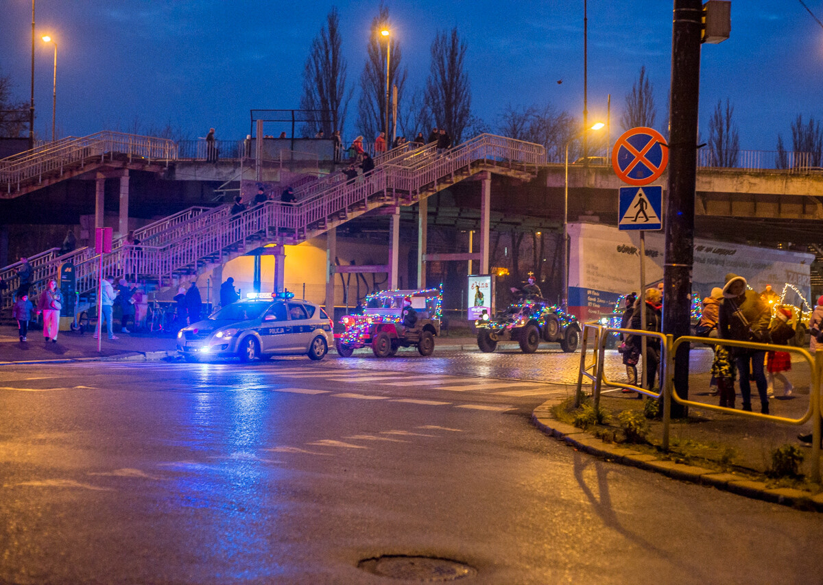 Za nami kolejna odsłona Militarnego Mikołaja. Świąteczna, wojskowa parada przejechała przez miasto z Parku Techniki Wojskowej, aż na plac wolności.