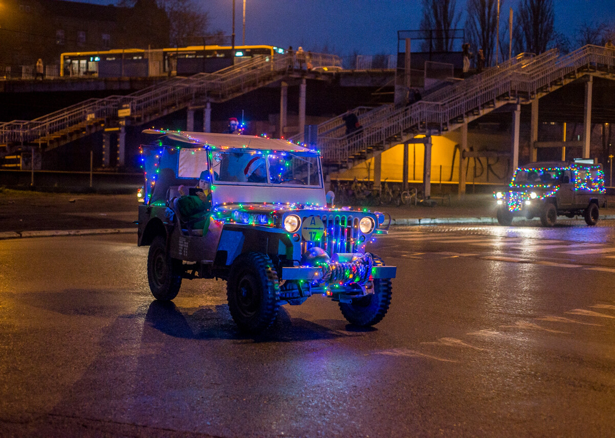 Za nami kolejna odsłona Militarnego Mikołaja. Świąteczna, wojskowa parada przejechała przez miasto z Parku Techniki Wojskowej, aż na plac wolności.