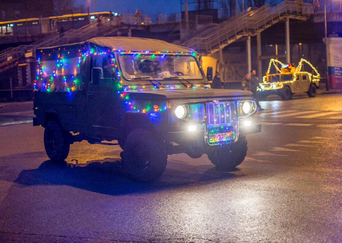 Za nami kolejna odsłona Militarnego Mikołaja. Świąteczna, wojskowa parada przejechała przez miasto z Parku Techniki Wojskowej, aż na plac wolności.