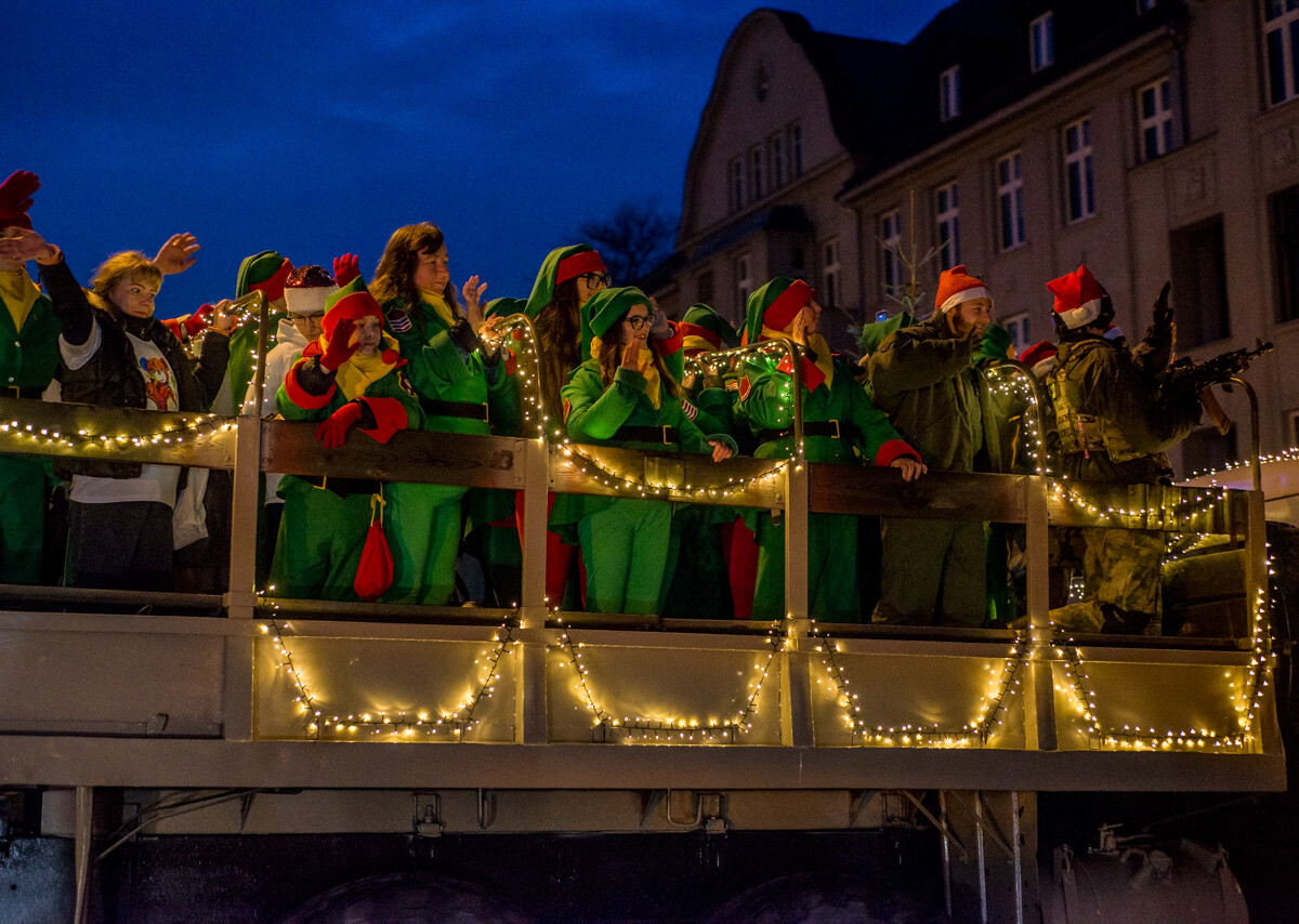 Za nami kolejna odsłona Militarnego Mikołaja. Świąteczna, wojskowa parada przejechała przez miasto z Parku Techniki Wojskowej, aż na plac wolności.
