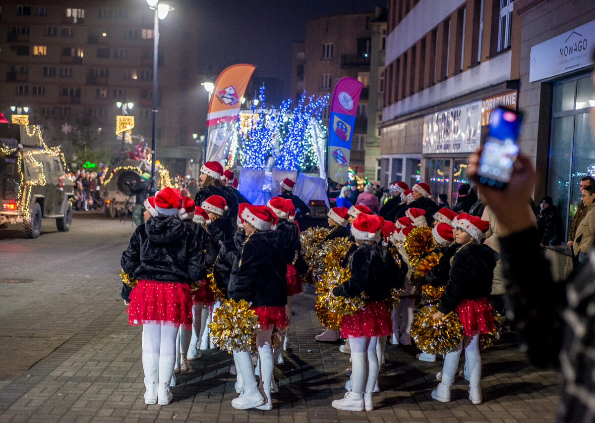 Za nami kolejna odsłona Militarnego Mikołaja. Świąteczna, wojskowa parada przejechała przez miasto z Parku Techniki Wojskowej, aż na plac wolności.