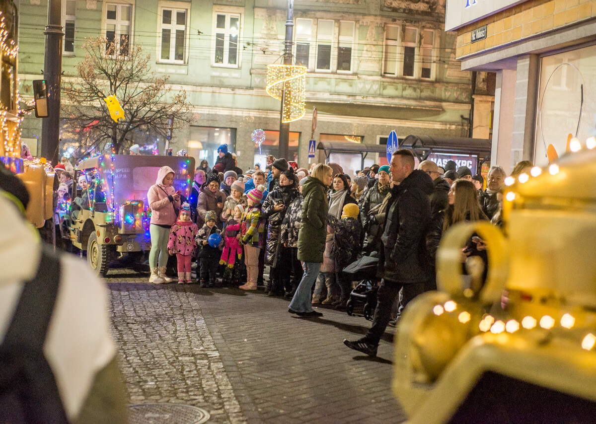 Za nami kolejna odsłona Militarnego Mikołaja. Świąteczna, wojskowa parada przejechała przez miasto z Parku Techniki Wojskowej, aż na plac wolności.