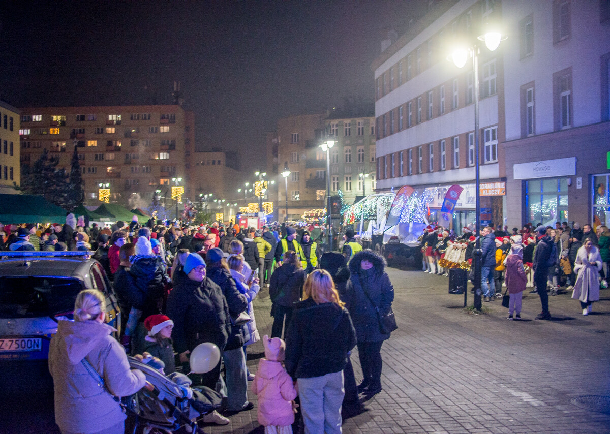 Za nami kolejna odsłona Militarnego Mikołaja. Świąteczna, wojskowa parada przejechała przez miasto z Parku Techniki Wojskowej, aż na plac wolności.
