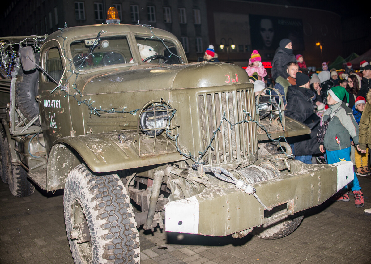 Za nami kolejna odsłona Militarnego Mikołaja. Świąteczna, wojskowa parada przejechała przez miasto z Parku Techniki Wojskowej, aż na plac wolności.