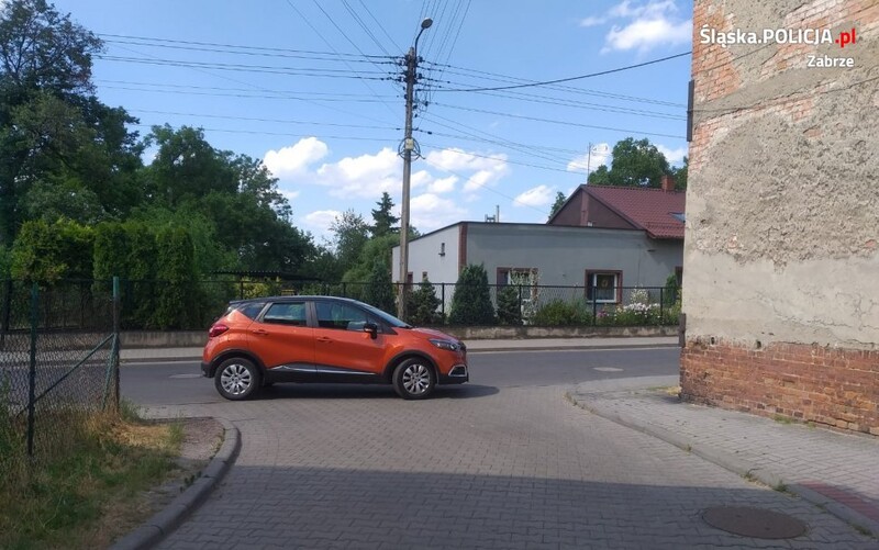 Zabrze: 12 - latka wjechała rowerem w auto. Dziewczynka trafiła do szpitala