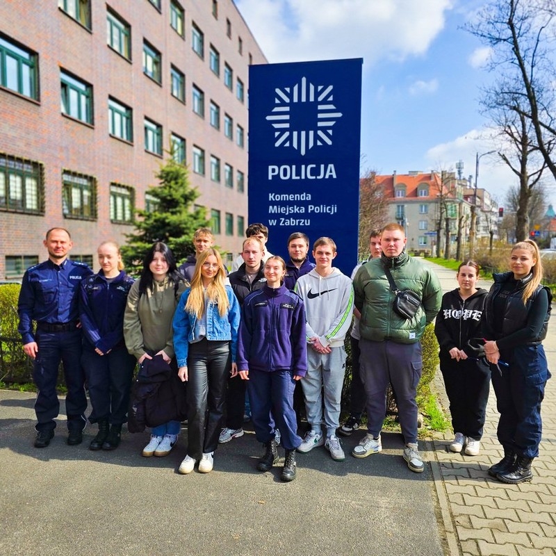 Zabrze: Uczniowie ZSE-U odwiedzili zabrzańską komendę policji