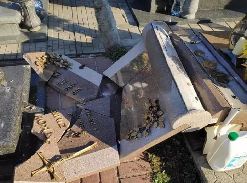 Nieznani sprawcy zniszczyli 30 płyt nagrobnych i kilkanaście drewnianych krzyży na cmentarzu parafialnym w Zabrzu-Helence. Policja zabezpieczyła ślady.