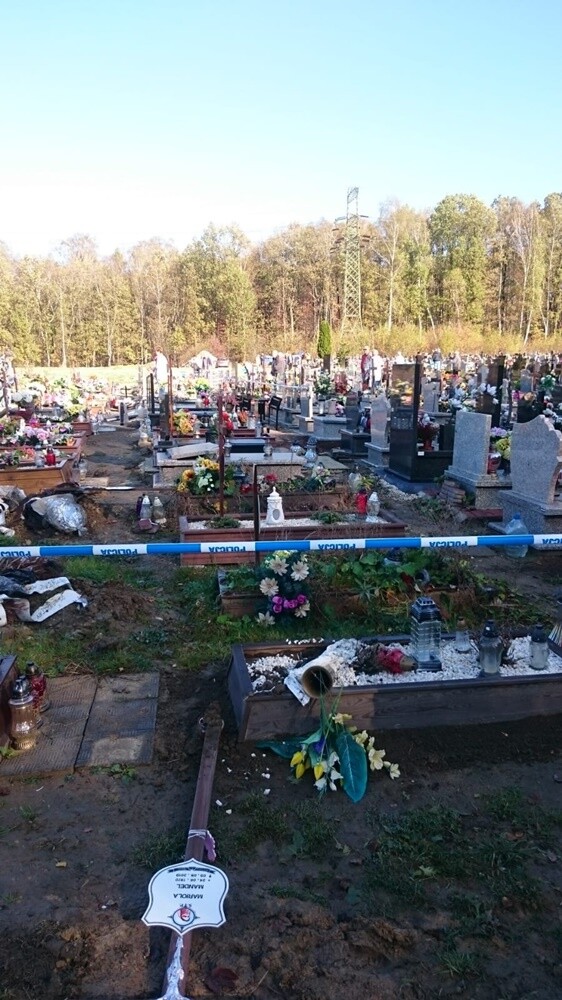 Nieznani sprawcy zniszczyli 30 płyt nagrobnych i kilkanaście drewnianych krzyży na cmentarzu parafialnym w Zabrzu-Helence. Policja zabezpieczyła ślady.