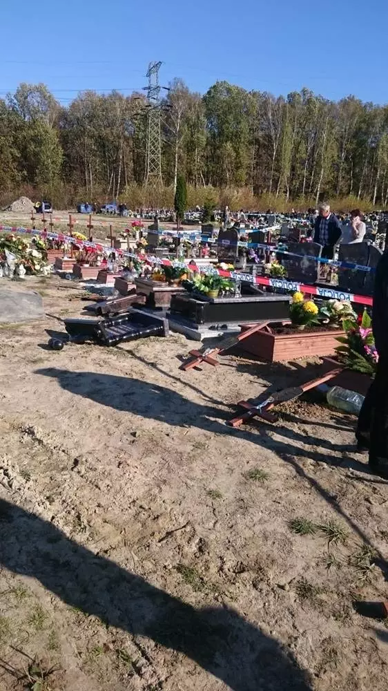 Nieznani sprawcy zniszczyli 30 płyt nagrobnych i kilkanaście drewnianych krzyży na cmentarzu parafialnym w Zabrzu-Helence. Policja zabezpieczyła ślady.