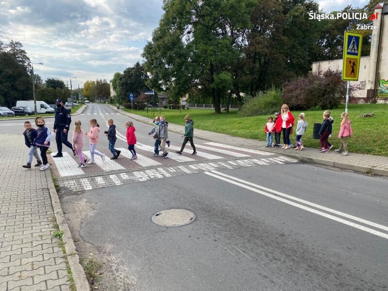 Zespół Profilaktyki uczy najmłodszych bezpieczeństwa na przejściu dla pieszych